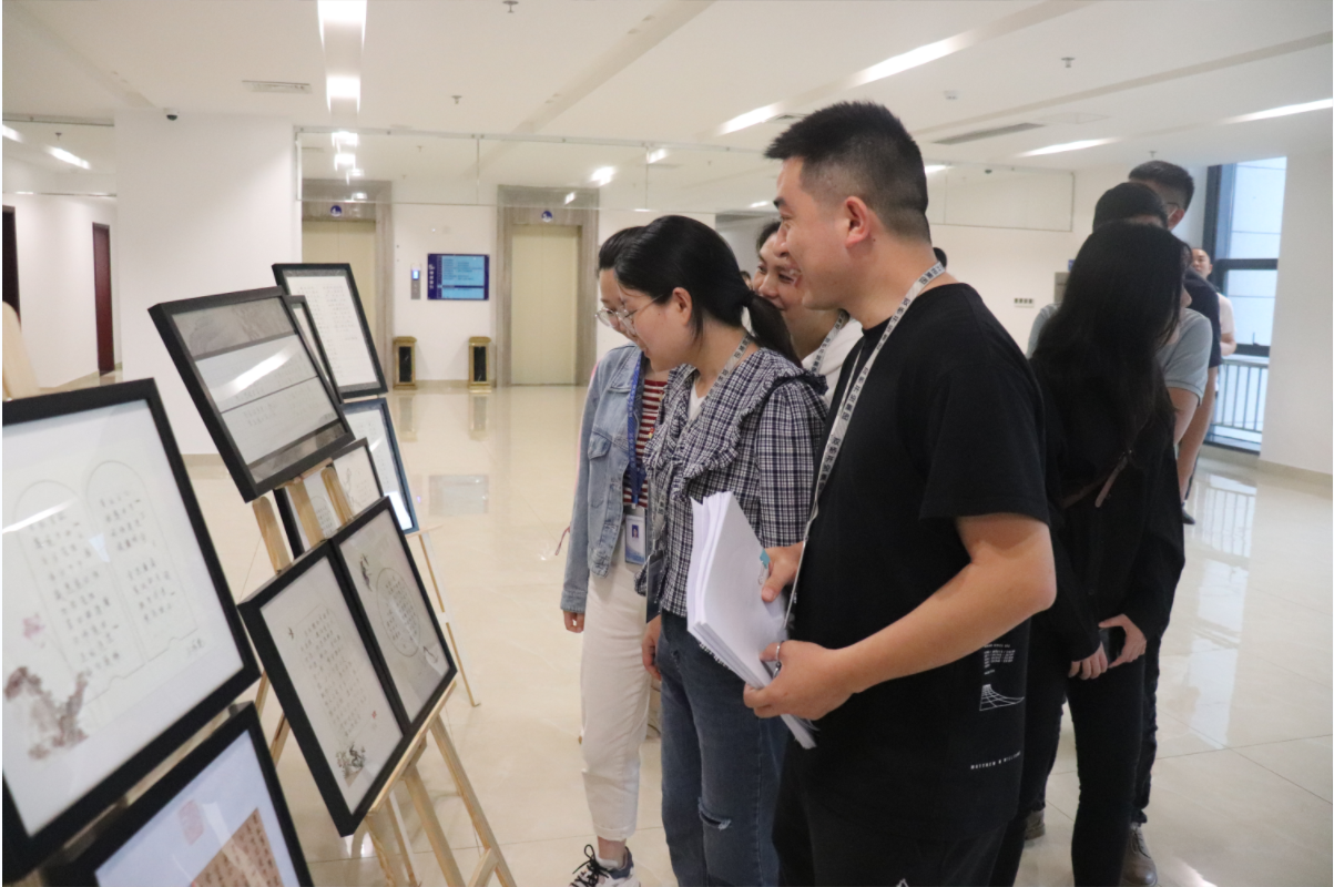 圖為：開投集團展出優(yōu)秀獲獎作品，干部職工及家屬參觀書法作品，學習廉潔文化.png